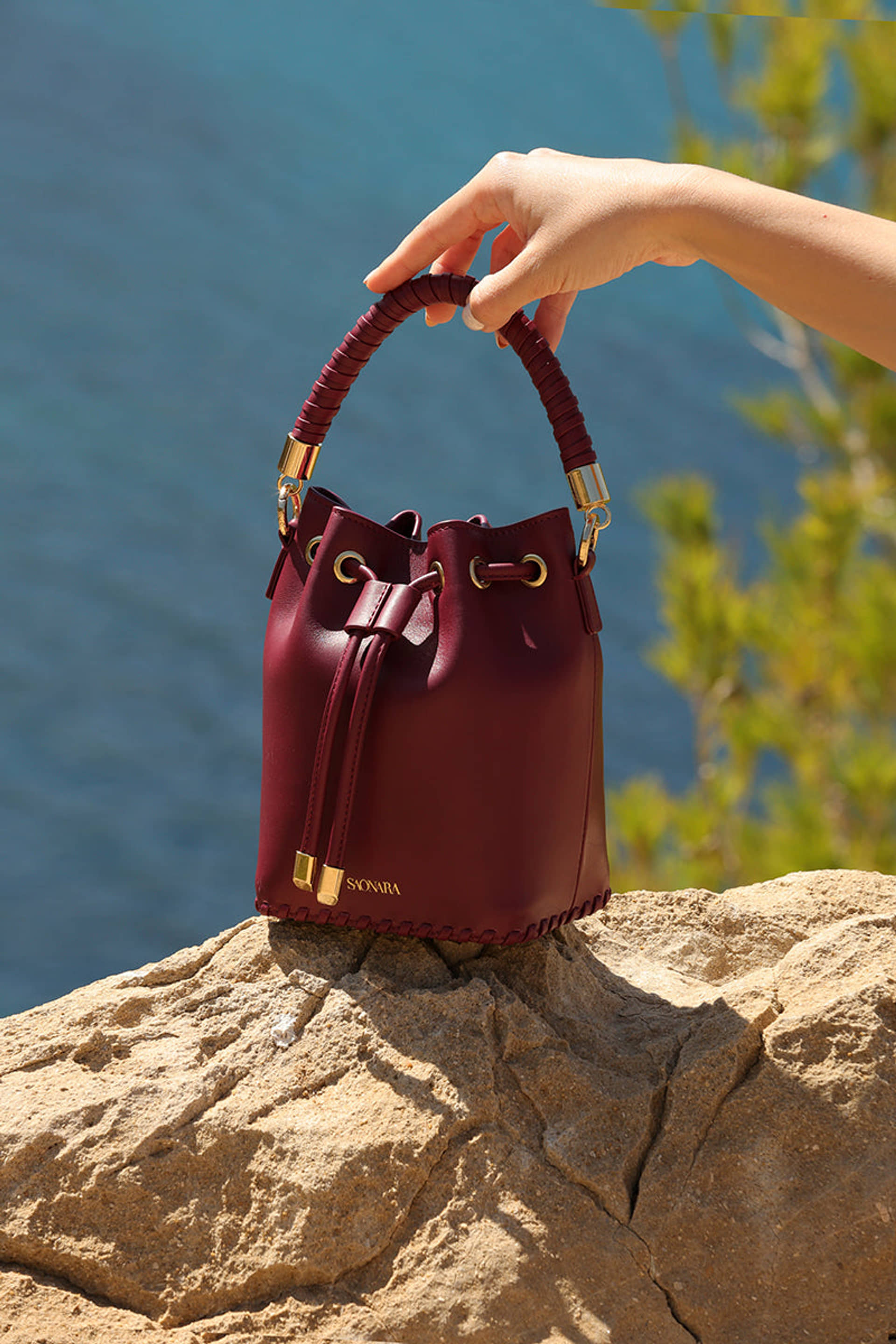 SAONARA MINI BUCKET BERRY LEATHER made by Saonara