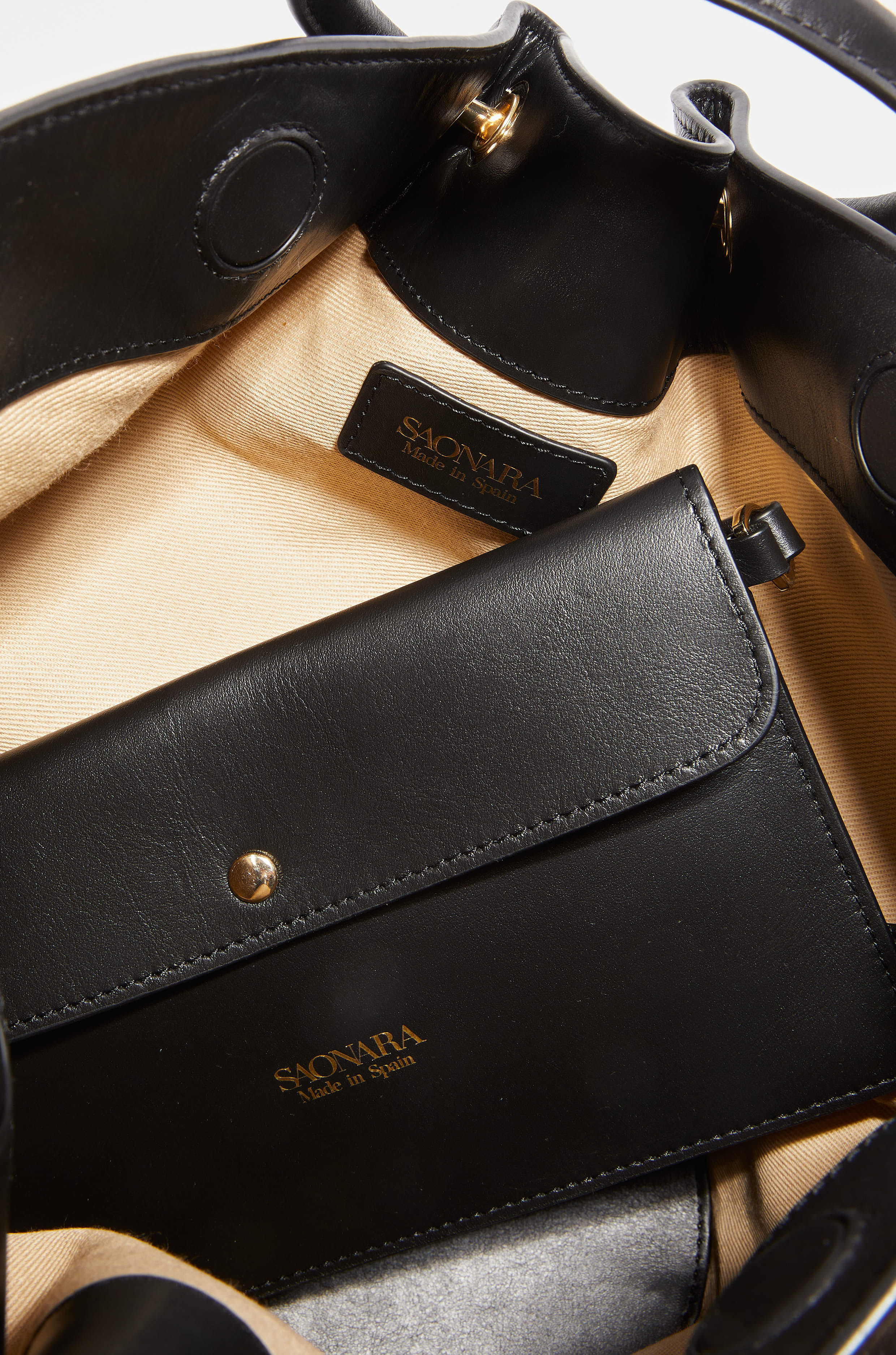 SAONARA BLACK LEATHER CARRY CASE made by Saonara