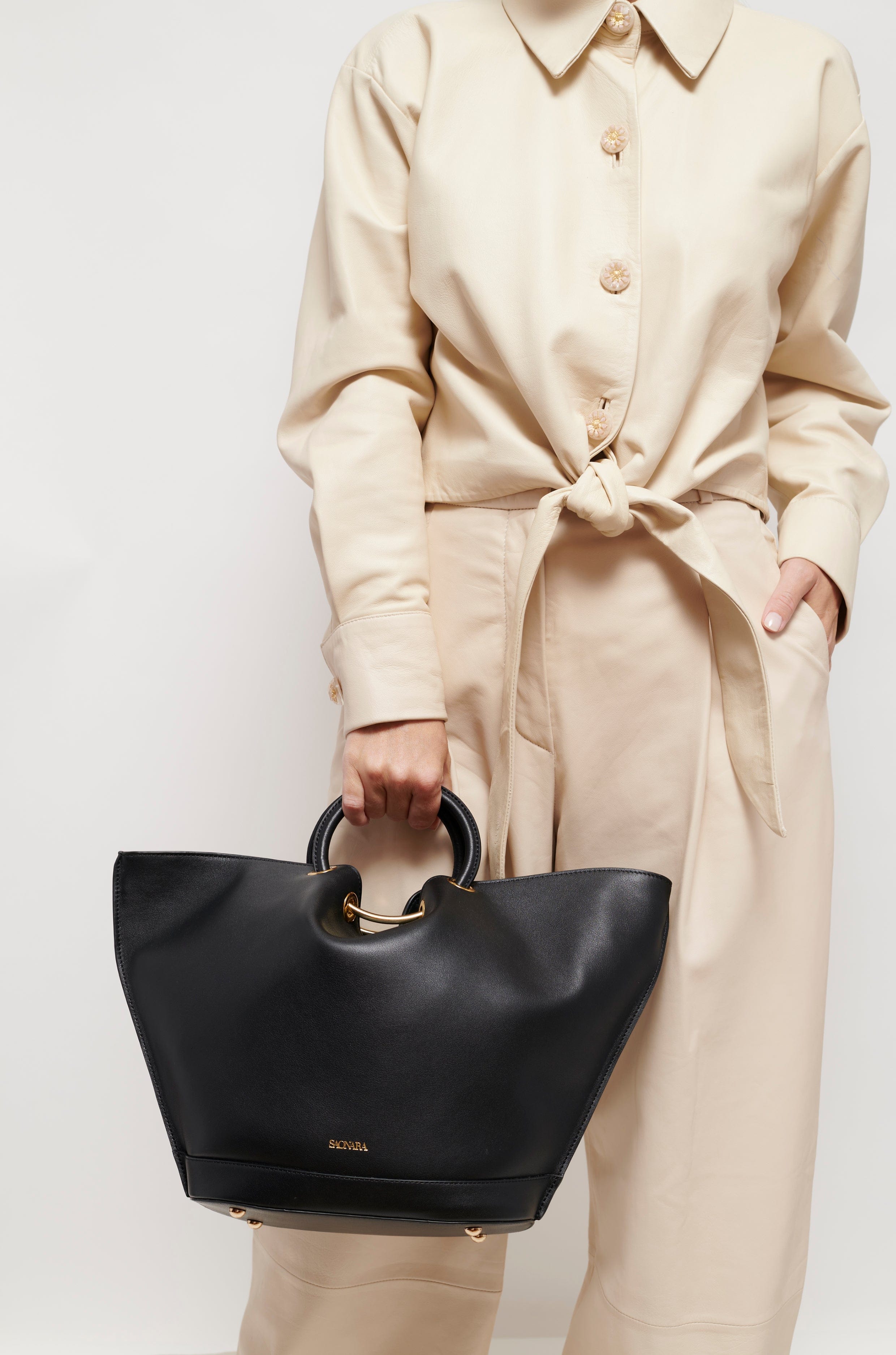 SAONARA BLACK LEATHER CARRY CASE made by Saonara