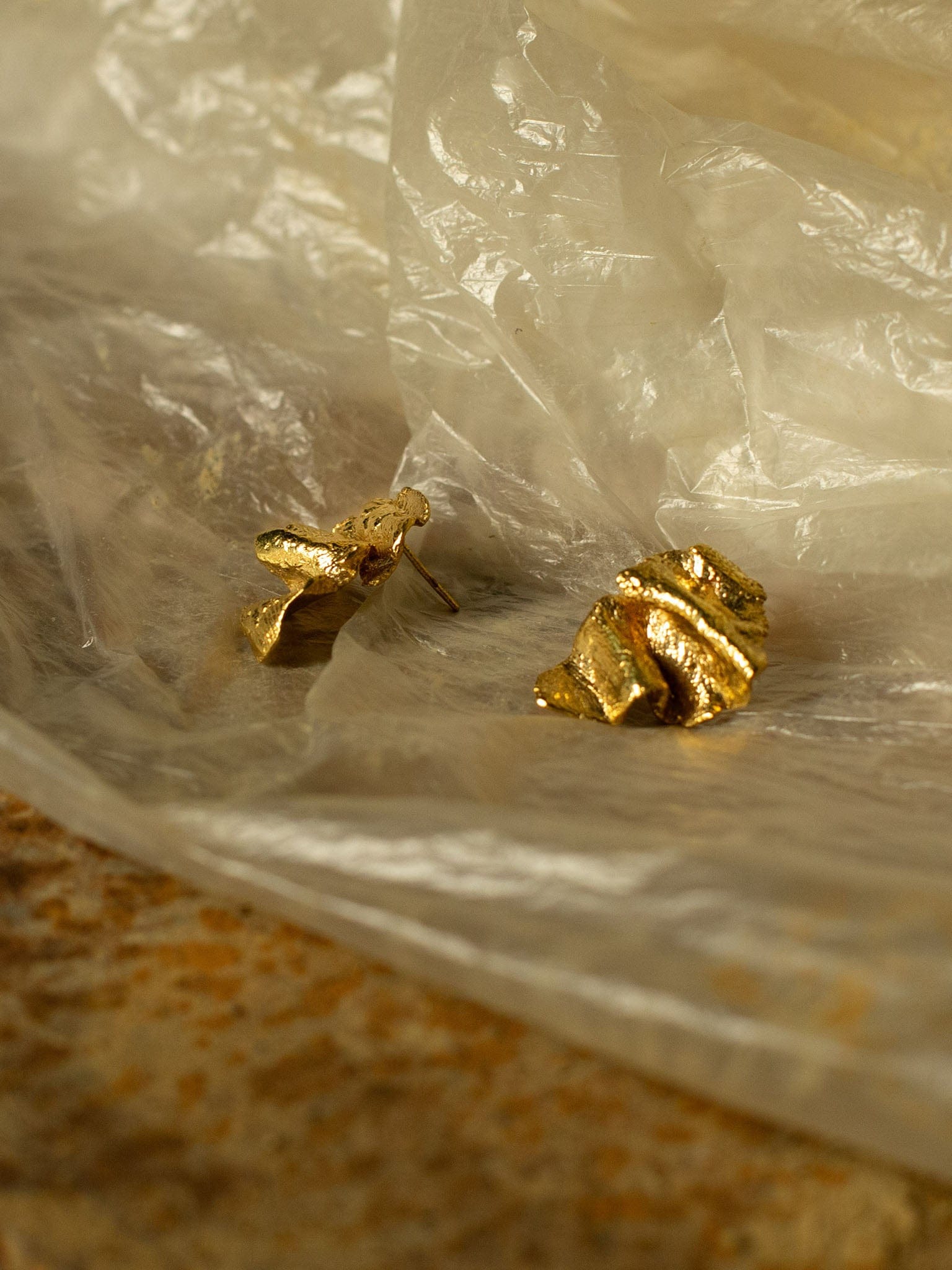 Artemis Wave Earrings Gold in Gold made by Eva Remenyi