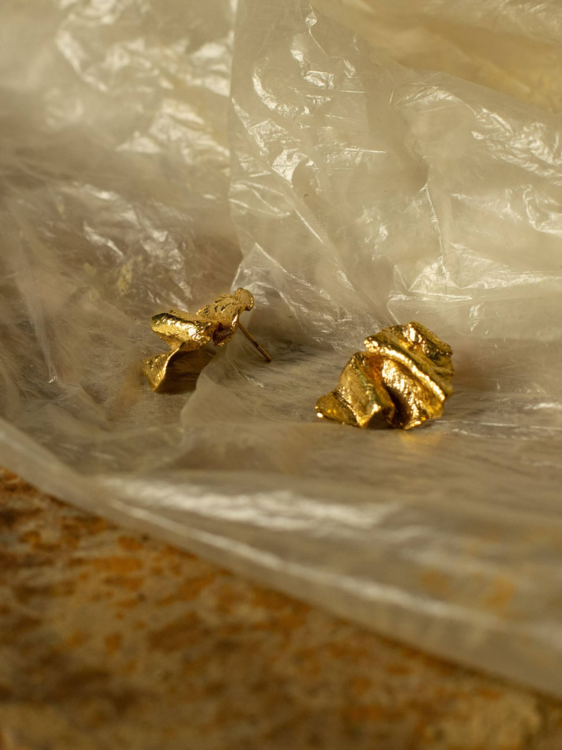 Artemis Wave Earrings Gold in Gold made by Eva Remenyi