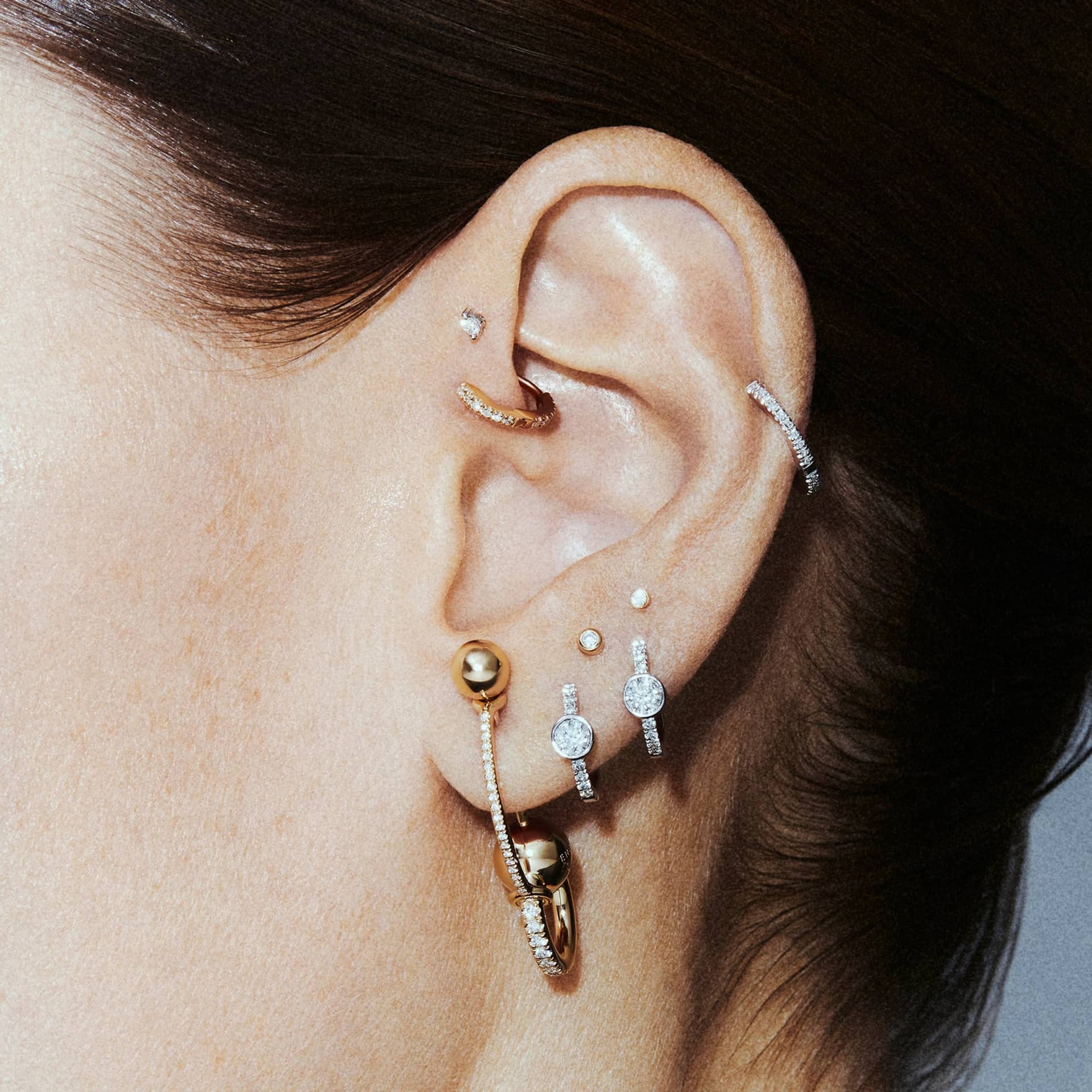 DOT DIAMOND HOOP - WHITE DIAMOND & PLAIN YELLOW GOLD - 11mm made by ENNUI