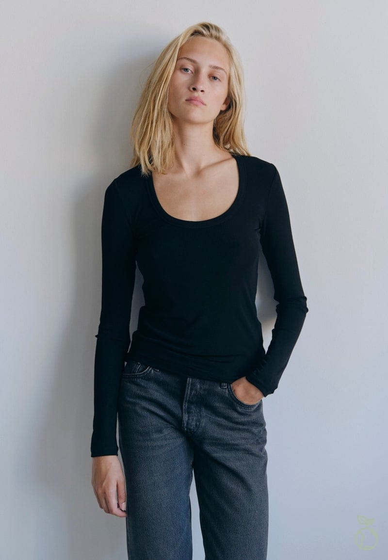 Indy T-Shirt l/s - Black made by HERSKIND