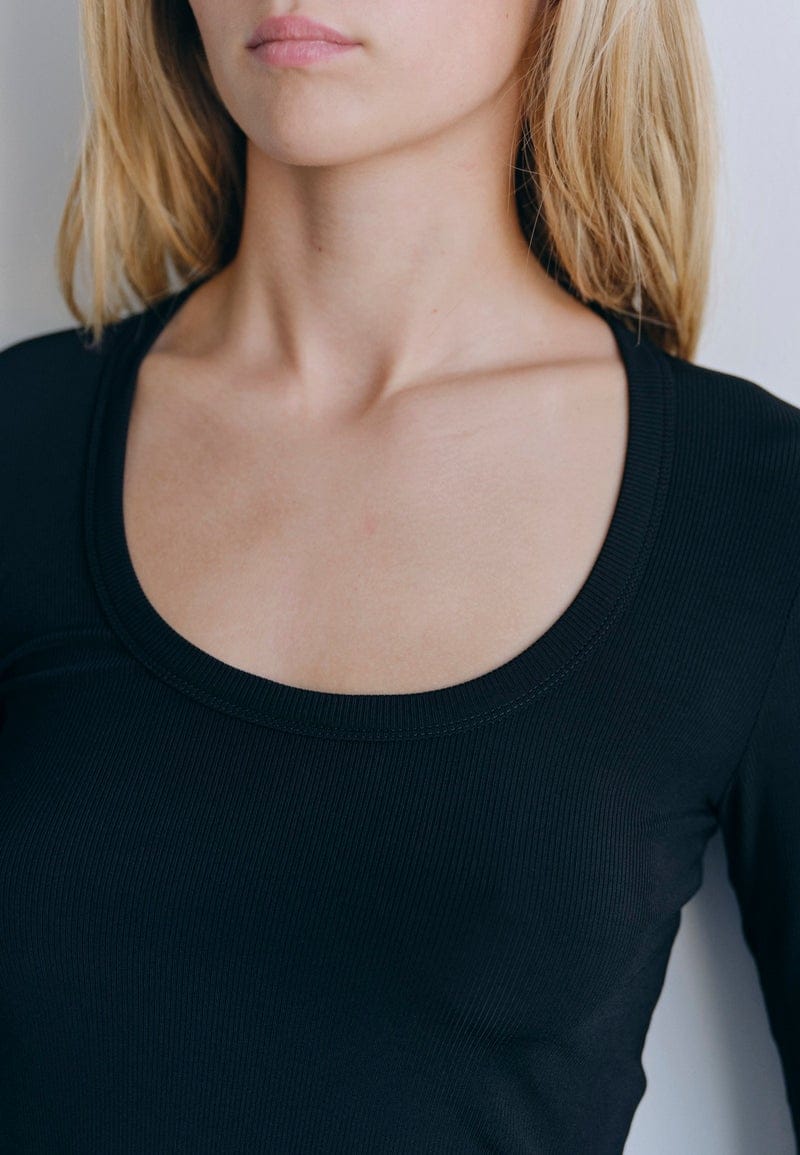 Indy T-Shirt l/s - Black made by HERSKIND